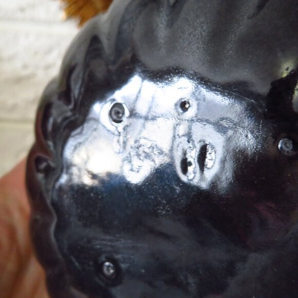 Vintage ceramic black container with daffodil flower - Picture 6 of 9